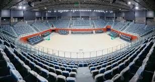 积雪已覆盖球场，加拿大联赛球员在雪战中完成潇洒倒钩得分